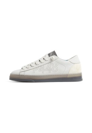 Basket basse blanche avec lacets blancs, chiffres perforés sur le côté, languette grise, patch en daim au talon et semelle en caoutchouc translucide.
