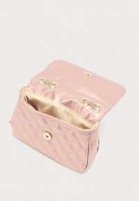 Ροζ καπιτονέ τσάντα από ύφασμα με γυαλιστερό φινίρισμα, με μεταλλικά στοιχεία σε χρυσό τόνο και σατέν εσωτερικό. Κουμπωτό κλείσιμο και διπλά λουριά με αλυσίδα.