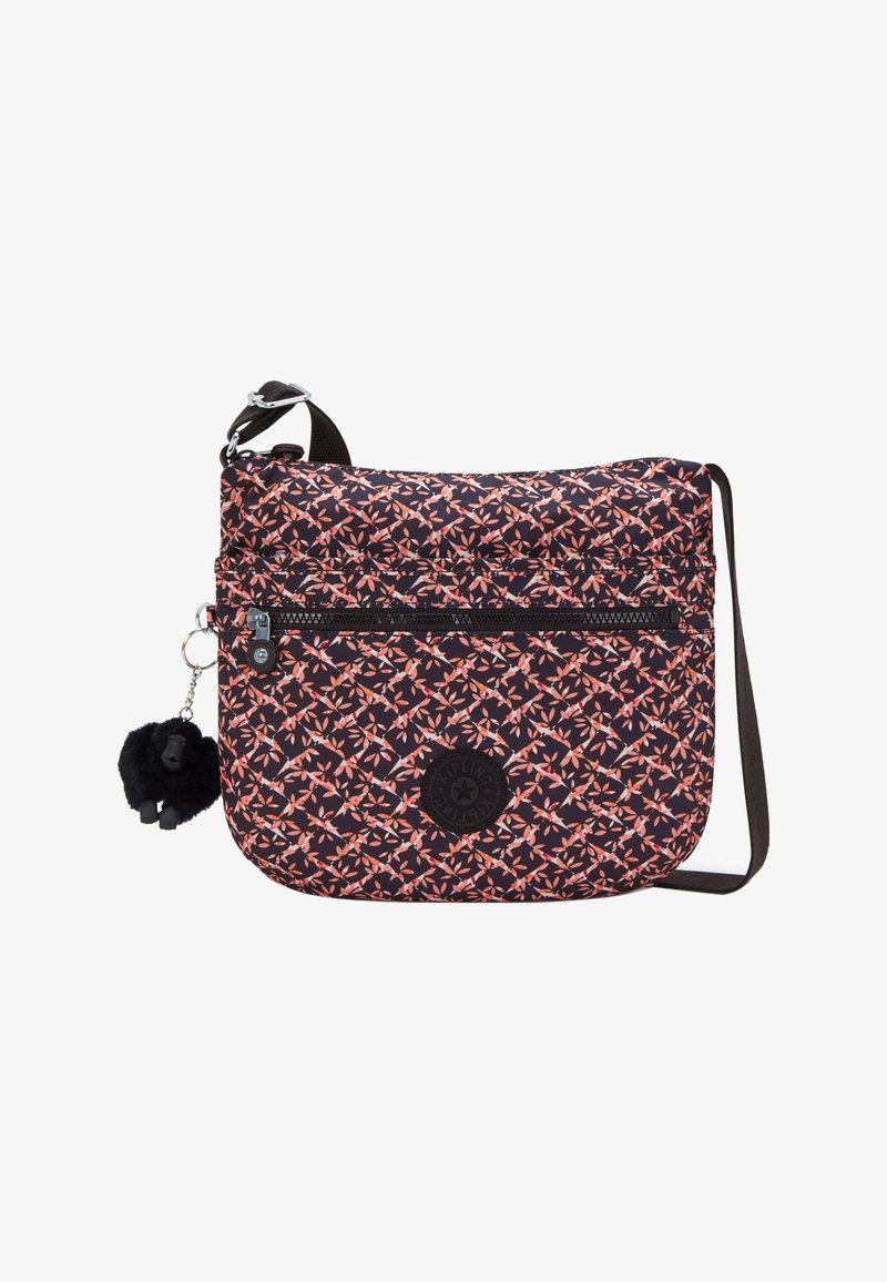 Skuldertaske i mørkeblå med pink blomsterdesign. Har en frontlomme med lynlås, justerbar rem og et sort fluffy vedhæng. Holdbart materiale.