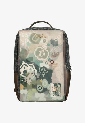 Multikleurige rugzak met bloemrijke en geometrische patronen, gemaakt van stof, met een bruine leren bodem en een logo patch aan de voorkant.