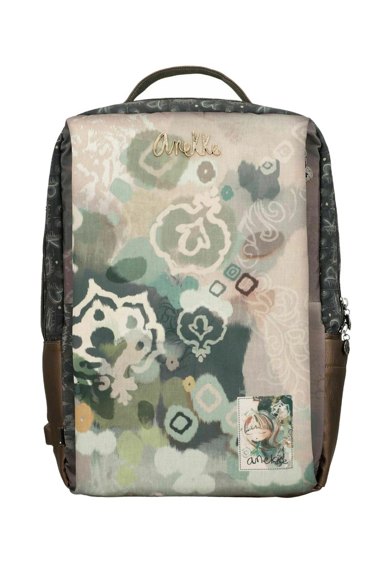 Mehrfarbiger Rucksack mit floralen und geometrischen Mustern, aus Stoff gefertigt, mit einem unteren Teil aus braunem Leder und einem Logo-Patch auf der Vorderseite.