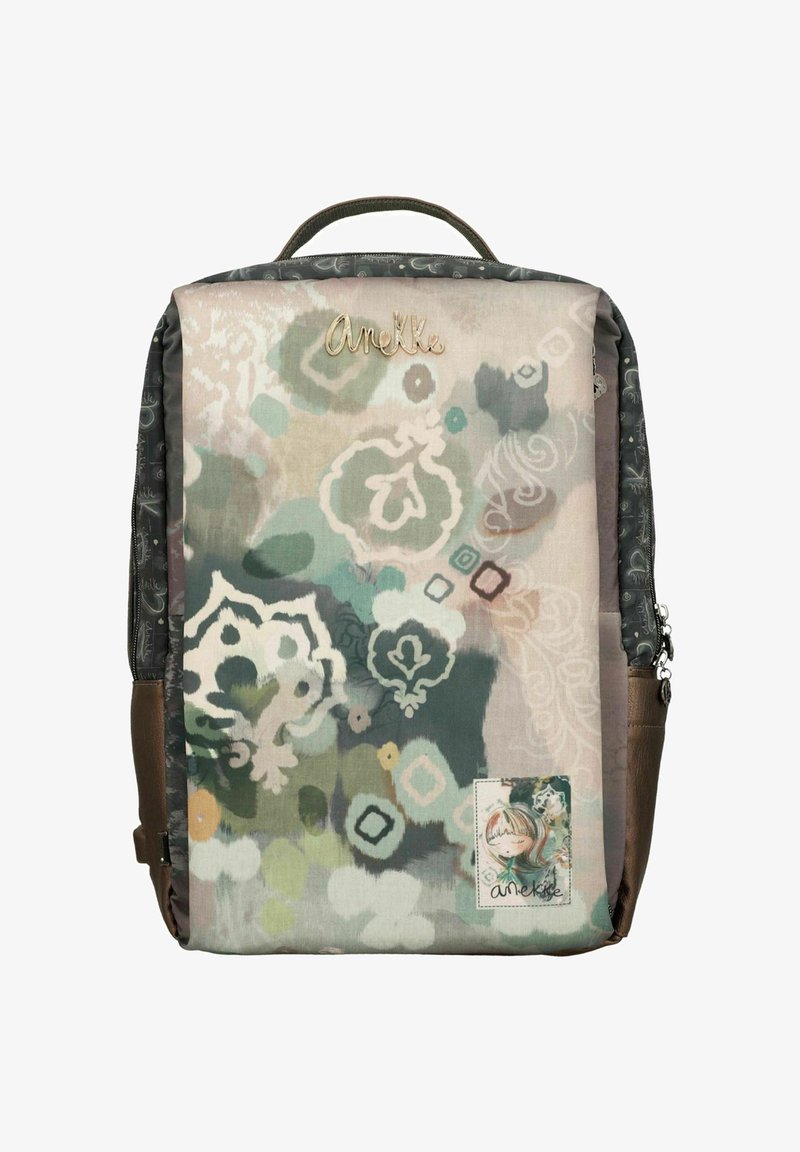 Wielokolorowy plecak z kwiatowymi i geometrycznymi wzorami, wykonany z tkaniny, z brązowym skórzanym dnem i łatą z logo z przodu.