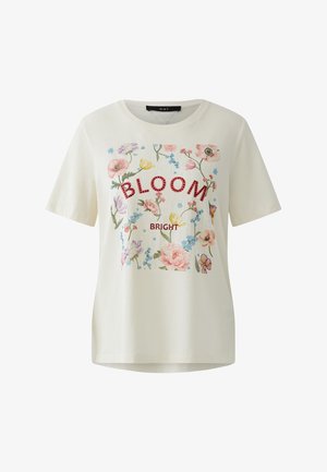 Weißes T-Shirt mit kurzen Ärmeln, farbenfrohem Blumenmuster und rotem Text "BLOOM" und "BRIGHT" auf der Vorderseite.