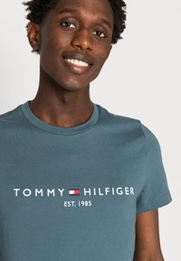 Tommy Hilfiger TOMMY LOGO TEE - T-shirt estampada - mercury marine
