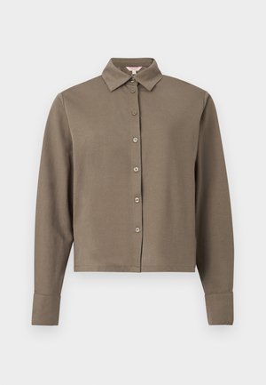 Chemise à manches longues avec boutons, en marron doux, dotée d'un col pointu et de larges poignets, présentée de face sur un fond uni.