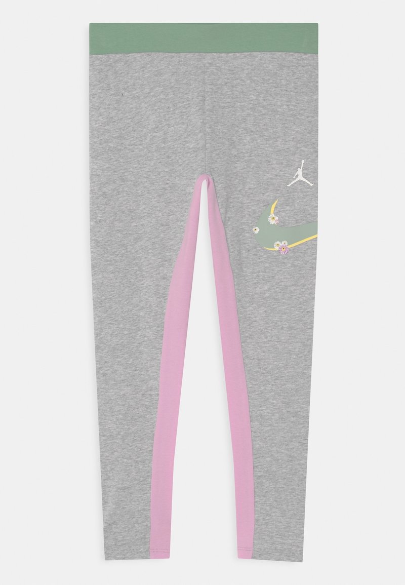 Leggings gris avec ceinture verte et panneaux latéraux roses, ornés du logo Jumpman blanc et du swoosh Nike floral multicolore sur la cuisse droite.