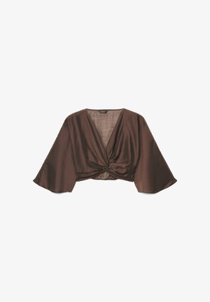 Blouse courte en satin marron avec manches larges et détail de nœud torsadé à l'avant, présentée sur un fond blanc.