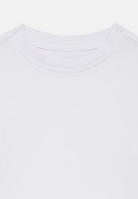 Λευκό βαμβακερό T-shirt με ριμπ λεπτομέρεια στο στρογγυ�λό λαιμό και απαλό ύφασμα, χωρίς ορατά σχέδια ή γραφικά.