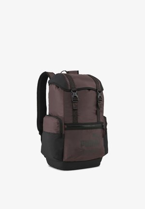 Rucsac cu corp din material textil burgund și bază neagră. Dispune de bretele reglabile, clapetă superioară, buzunar frontal cu fermoar și detaliu cu logo pe lateral.