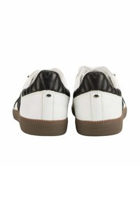 Baskets en cuir blanches et noires avec un panneau arrière texturé noir, une semelle en caoutchouc beige et un design minimaliste. La vue arrière met en évidence des accents lisses.