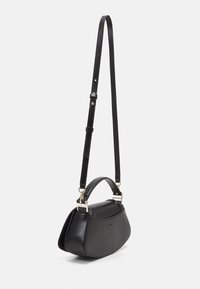 Borsa a mano in pelle nera con una forma strutturata, dotata di un manico corto e di una tracolla regolabile. Accenti in metallo dorato visibili.