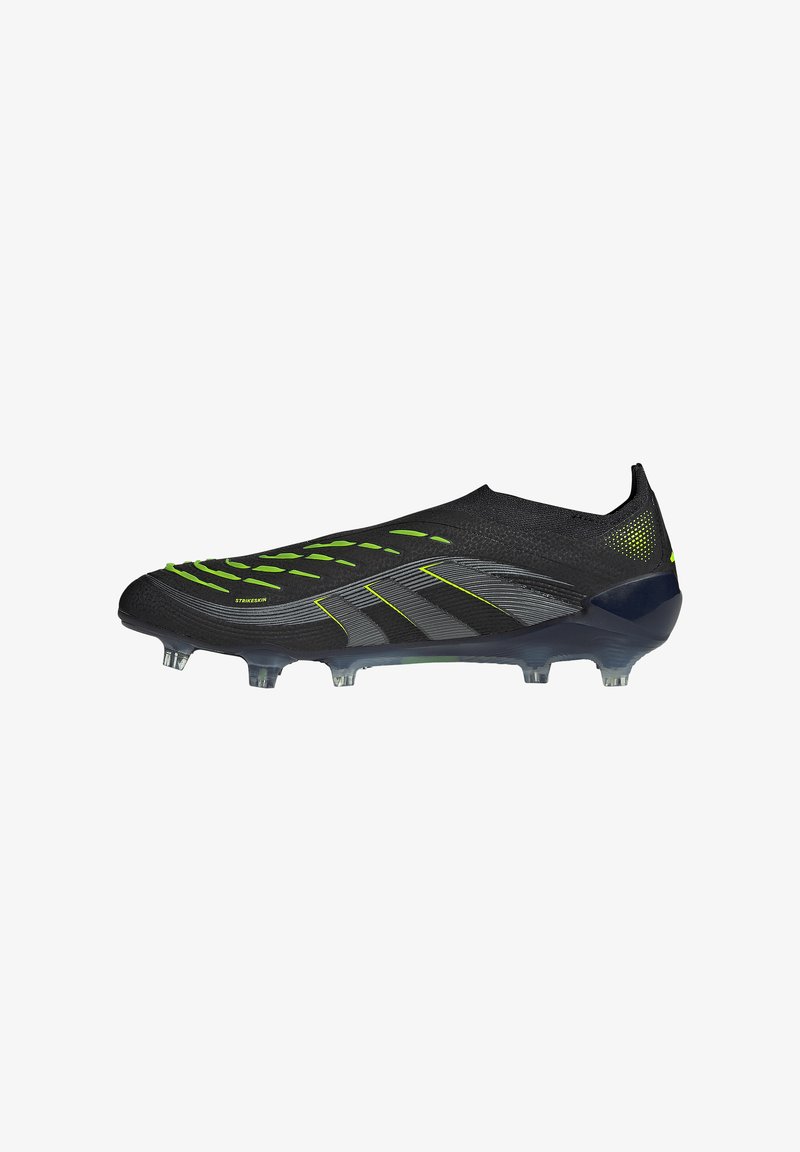 Crampons de football noirs et vert néon avec des pointes moulées, conception à enfiler et surface texturée pour un meilleur contrôle du ballon.