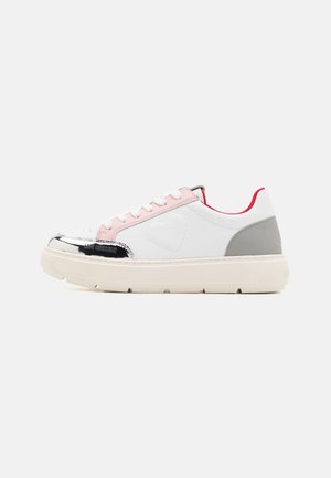 Sneakers bianchi in pelle con accenti rosa, punta argento metallico, toppa grigia sul tallone, superficie testurizzata e logo prominente sul lato.