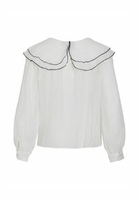 Blusa blanca de mangas largas con un tejido texturizado, que presenta un gran cuello de doble capa con ribete negro y puños abotonados.