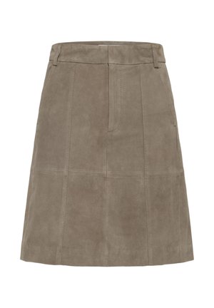 Jupe patineuse en daim marron avec une texture lisse, une fermeture éclair dissimulée et des panneaux décoratifs pour un intérêt visuel accru.