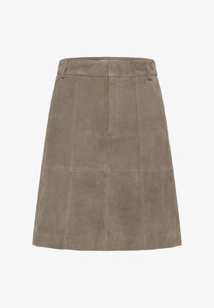 Barna színű, vagyis barna szarvasbőrből készült A-vonalú szoknya, amely sima textúrájú, rejtett cipzárral záródik, és panelekből áll, amelyek vizuális érdekességet nyújtanak.