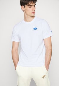 Jordan AIR CREW - T-shirt estampada - white/dark marina blue