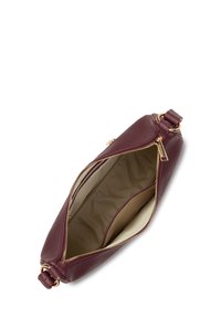 Borsa in pelle color bordeaux con cerniera e dettagli dorati. Interno foderato in tessuto beige, include una tasca laterale. Forma compatta e ovale.