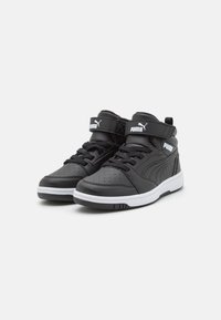 Schwarze High-Top-Sneaker mit glattem Lederoberfläche, durchlöcherter Zehenpartie, weißen Akzenten, Logo auf dem Riemen und Gummisohle.