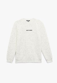 Sudadera blanca con una tela texturizada y estampada; presenta un cuello redondo y mangas largas; "PERSEGUIR EL HORIZONTE" impreso en negro en la parte frontal.