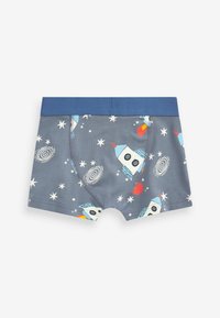Graue Baumwollboxershorts mit blauer Taillenbündchen, ausgestattet mit einem Raketenmuster, Sternen und Wirbeln in Rot, Weiß und Blau. Weicher Stoff, dehnbare Passform.