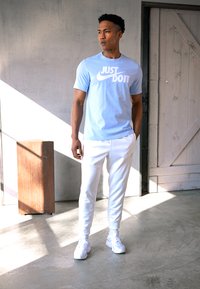 Nike Sportswear TEE  - T-shirt estampada - light marine/white