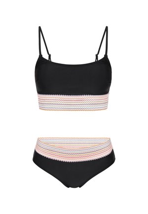 Czarny dwuczęściowy kostium kąpielowy z wielokolorową falowaną opaską na crop topie i wysokim stanem na dole.