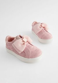 Rosa synthetische Sneaker mit einer großen, weichen Schleife an der Vorderseite, geprägten Logodetails und einem strukturierten Seitenmuster. Weiße Gummisohle.