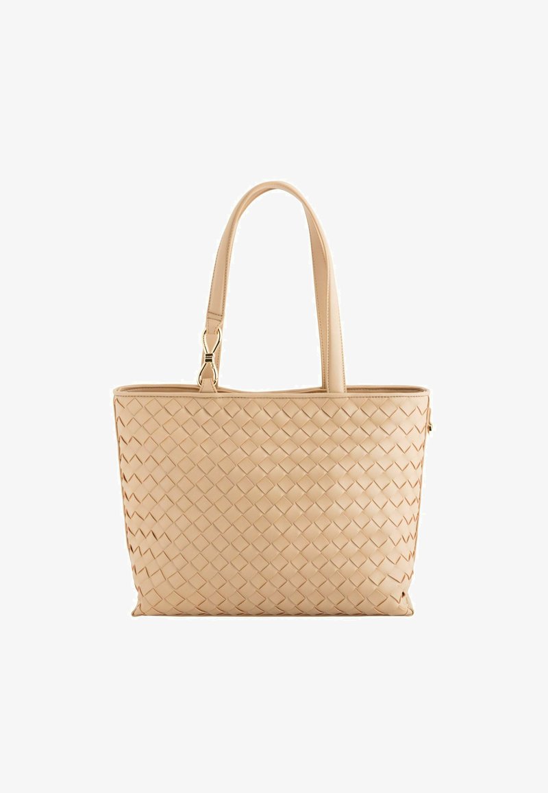 Beigevävd toteväska med två långa, platta handtag. Slät material med en texturerad yta som har ett intrikat korgvävsmönster.
