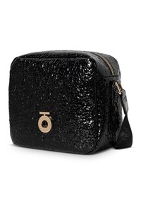 Borsa a mano rettangolare nera con superficie in pelle sintetica texturizzata, logo in metallo dorato e chiusura a zip. Inclusa tracolla regolabile.