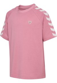 Roze T-shirt met korte mouwen met witte chevronpatronen op de mouwen en een klein wit geborduurd logo op de borst.