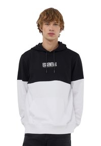 Felpa nera e bianca con tasca a marsupio, cappuccio con cordino e logo "ESSENTIAL" stampato sul petto. Realizzata in morbido materiale misto cotone.