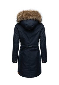 Temno modr plašč z dolgimi rokavi, z obrazom obloženim z žametom, nastavljivim vrvnim pasom in gumbnimi poudarki na manšetah, ki ponuja elegantno in vremensko odporno zasnovo.