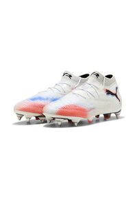 Weiße Fußballschuhe mit blau-rotem Verlaufsdesign, strukturierter Oberfläche, schwarzem Logo und fünf sichtbaren Stollen an jeder Sohle.