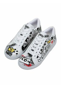 Weiße Sneakers mit einer Mischung aus schwarzen und roten Graffiti-Mustern, darunter Kronen und Herzen, mit einer glatten Lederoberfläche und Schnürung vorne.