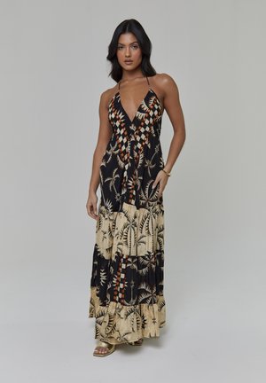 Maxikleid mit tiefem Ausschnitt, schwarzer Basis mit cremefarbenem und orangem botanischem Druck, gestuftem Design und fließendem Stoff.