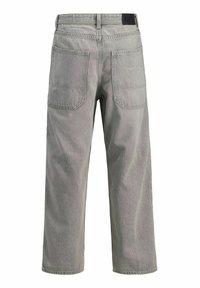 Ανοιχτό γκρι τζιν παντελόνι με φαρδιά πόδια, δύο μεγάλες πίσω τσέπες με φιλέτο και μια μαύρη ετικέτα μάρκας στη μέση.