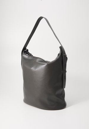 Mörkgrå läderaxelväska med en slät yta, subtil lyster och en justerbar rem. Har en dragkedjeförslutning och en minimalisk design.