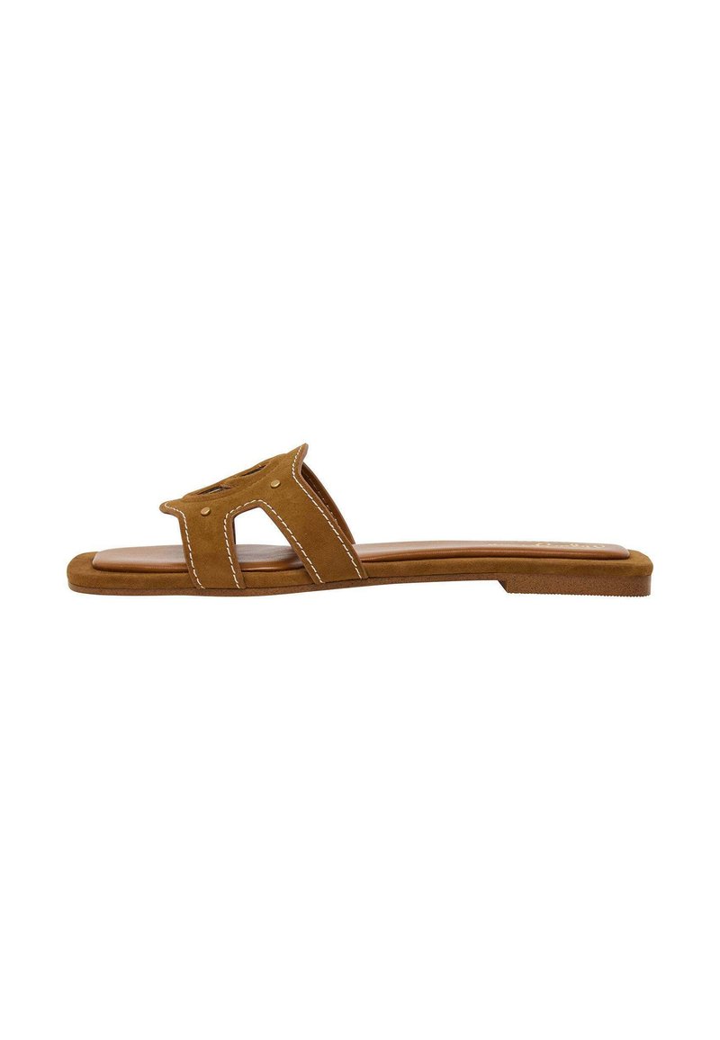 Bruine suedine slidesandalen met twee bandjes, een platte zool en witte stiksels. Beschikt over een zachte binnenzool en een eenvoudig ontwerp.