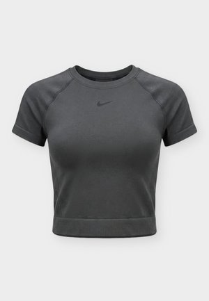 Σκούρο γκρι αθλητικό κοντομάνικο crop top με στρογγυλή λαιμόκοψη και μικρό λογότυπο Nike στο κέντρο του στήθους.