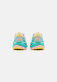 Par de zapatillas deportivas en tonos pasteles de teal, rosa y amarillo vistas desde la parte trasera, con el logo de Adidas en el talón.