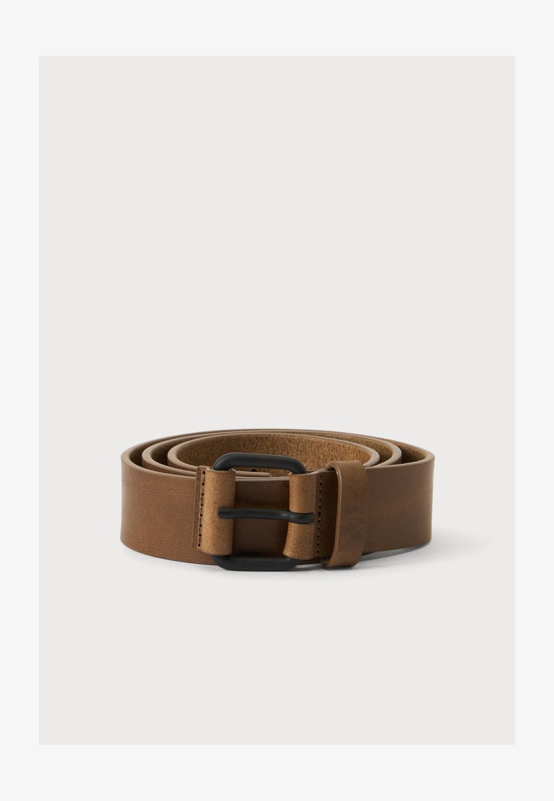 Ceinture en cuir marron roulée avec une boucle métallique rectangulaire noire reposant sur un fond blanc.