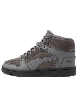 Grijs-zwarte hoge Puma sneaker met suède- en lederen structuren, gewatteerde kraag, vetersluiting aan de voorkant en Puma-logo op de hiel.