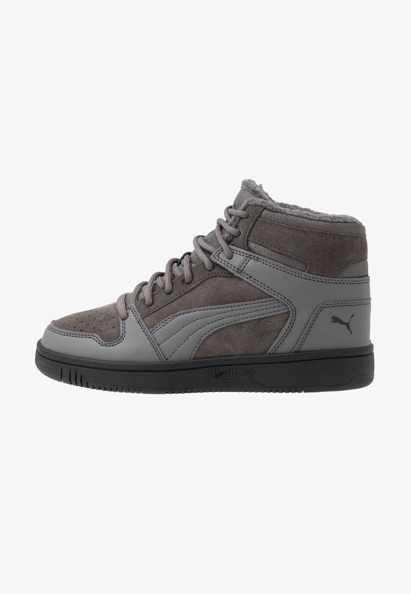 Basket montante grise et noire Puma avec des textures en daim et cuir, col rembourré, lacets à l'avant et logo Puma sur le talon.