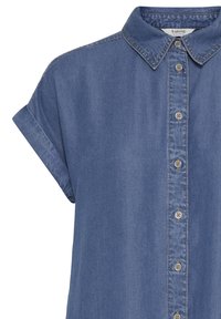 Kék farmer rövid ujjú ing, felhajtott mandzsettákkal, gombos előlappal és hegyes gallérral, a b.young márkától.