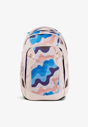 Rucksack mit einem hellrosa Körper, der ein gewelltes Muster in Blau, Lila und Pfirsich aufweist. Mit Hardware-Akzenten und gepolsterten Trägern.