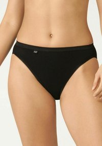 Schwarze Baumwollunterhose mit glatter Textur, schmalem elastischem Bund und feiner Naht. Verfügt über ein kleines Markenlabel vorne.