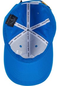 Zila cepure ar strukturētu dizainu, ar gludu ārpusi un baltu iekšējo oderi. Iekļauts logo un ventilācijas caurumi gaisa plūsmai.
