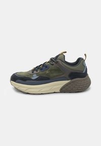 Sneaker sportivo nei toni verde, blu navy e beige. Presenta una suola in gomma testurizzata, un collare imbottito e una tomaia in materiali misti con dettagli in rete.