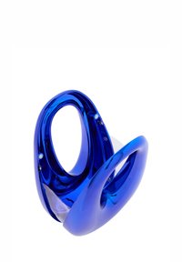 Blå, genomskinlig plastaccessoar som har mjuka konturer, runda öppningar och en distinkt böjd design. Ljuset leker på dess glänsande yta.